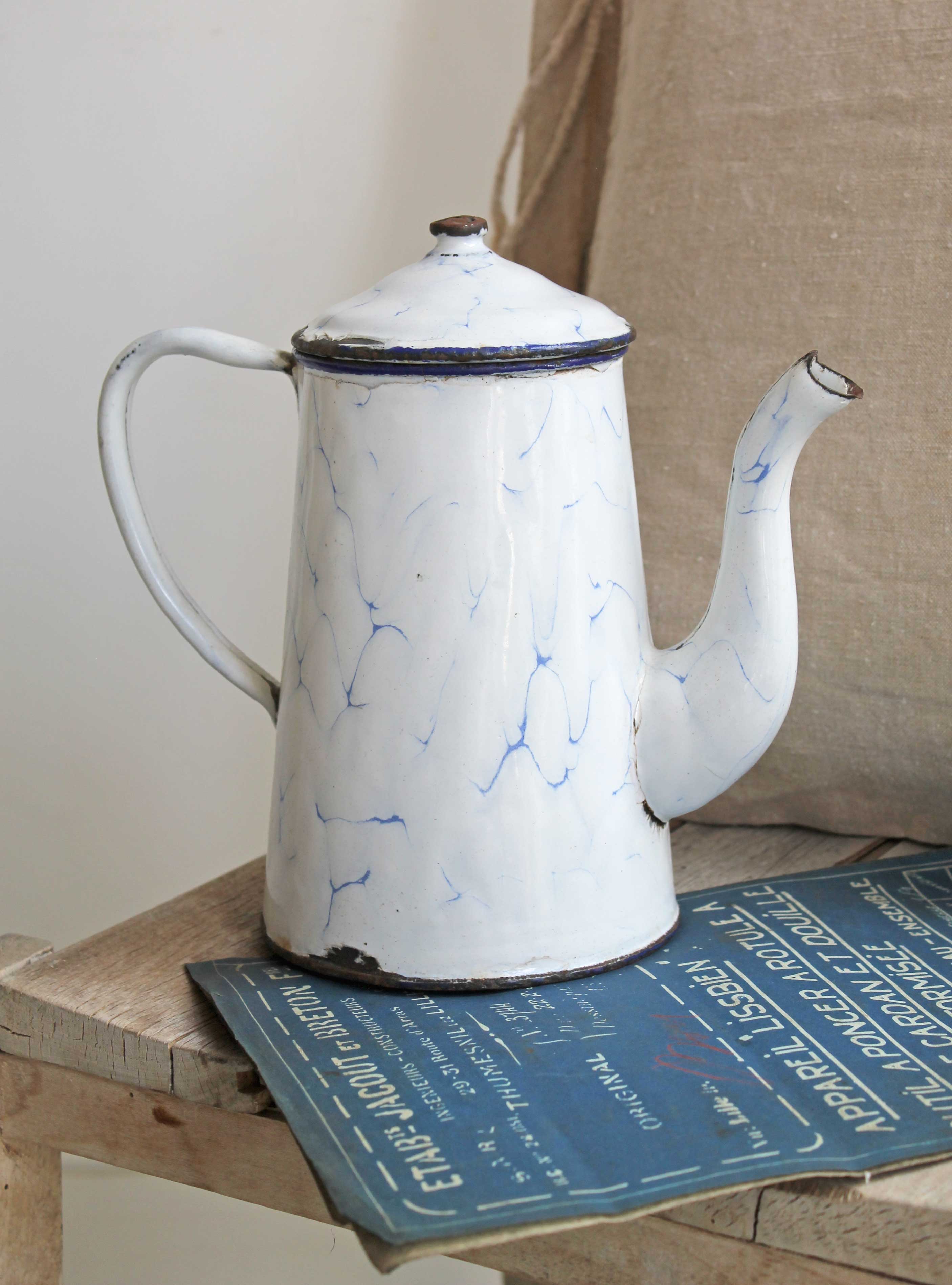 Enamel Coffee Pot in White – GOLDEN RULE GALLERY